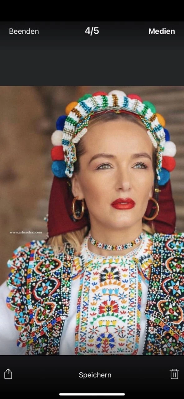 Portret me jelek dhe stoli tradicionale